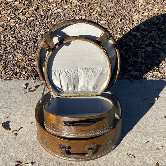 Chateau Edgewater Vintage Decorative Hat Boxes - Picture 4 of 7